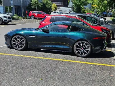 Jaguar F-TYPE R5 — Coupé sport britannique 550 ch, essence pure — intérieur