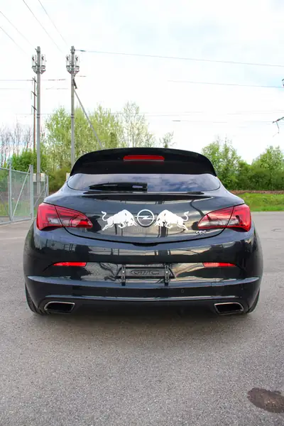 Opel Astra 2.0i Turbo OPC — Sportive 280 ch, trois portes affûtée — detail