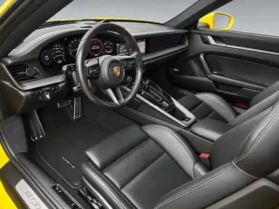 Porsche 911 Carrera 4S PDK — Coupé mythique jaune, 450 ch et direction arrière — interior