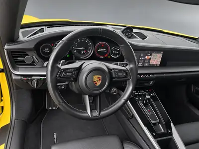 Porsche 911 Carrera 4S PDK — Coupé mythique jaune, 450 ch et direction arrière — dashboard