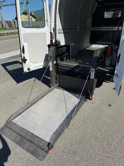 Renault Master T35 2.3 Blue dCi 150 — Utilitaire robuste avec plateforme de levage — Miniatura 9