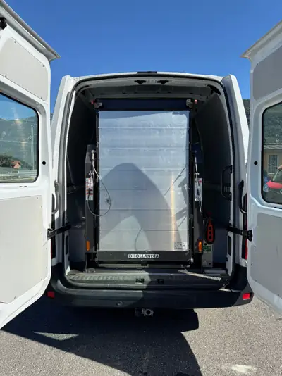 Renault Master T35 2.3 Blue dCi 150 — Utilitaire robuste avec plateforme de levage — Miniatura 12