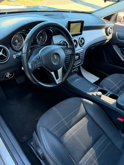 Mercedes-Benz GLA 200 Night Star — SUV urbain compact, moteur efficient et design premium — arrière