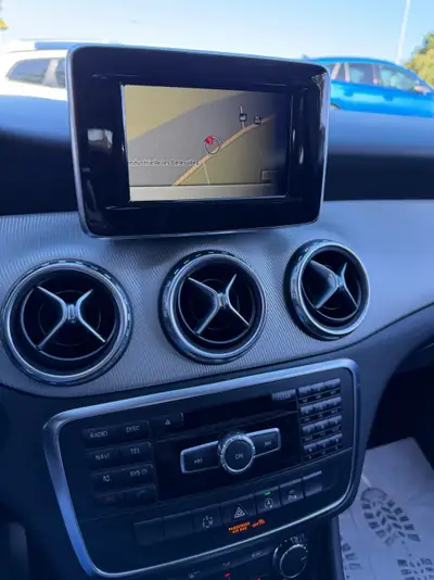 Mercedes-Benz GLA 200 Night Star — SUV urbain compact, moteur efficient et design premium — tableau de bord