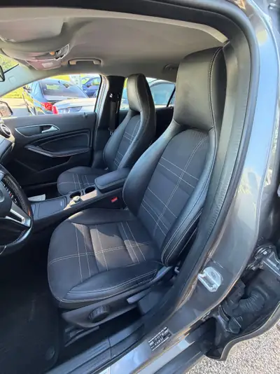 Mercedes-Benz GLA 200 Night Star — SUV urbain compact, moteur efficient et design premium — intérieur