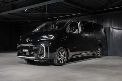 Toyota Proace Verso 2.0 D-4D Long — Minivan 8 places, diesel puissant et familial — Innenraum