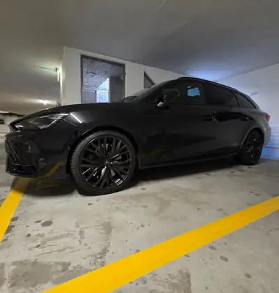 CUPRA Leon 2.0 TSI 400 Black Symphony 4Drive — Break sportif 400 ch, transmission intégrale — Seitenansicht