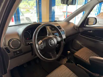 Suzuki SX4 1.6 GL Top 4WD — SUV compact fiable, transmission manuelle, sans sinistre — Thumbnail 14