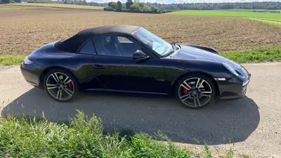 Porsche 911 Carrera 4S Cabriolet — Roadster mythique, moteur 3.8L turbo, 53'000 km seulement — side view