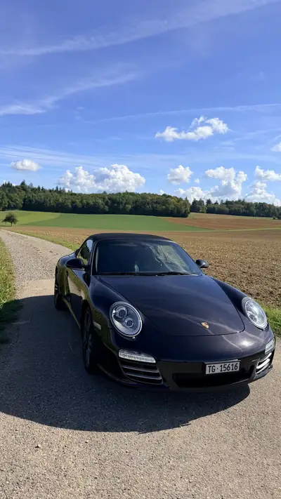 Porsche 911 Carrera 4S Cabriolet — Roadster mythique, moteur 3.8L turbo, 53'000 km seulement — rear view