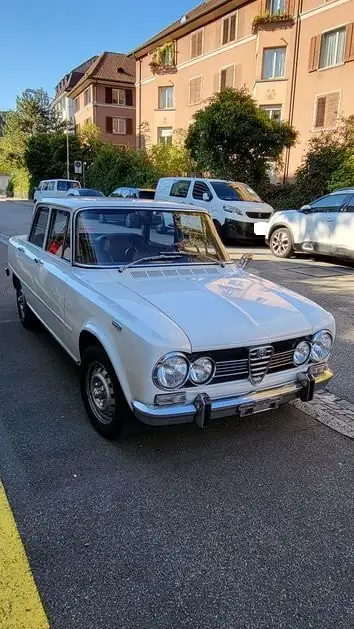 Alfa Romeo Giulia 1600 Super 1974 — Berline classique italienne, moteur essence fiable — side view