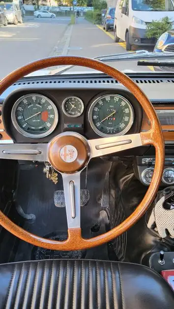 Alfa Romeo Giulia 1600 Super 1974 — Berline classique italienne, moteur essence fiable — detail