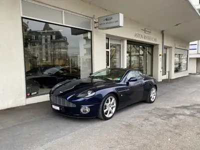 Aston Martin V12 Vanquish — Coupé sportif d'exception, 25 200 km seulement — exterior view