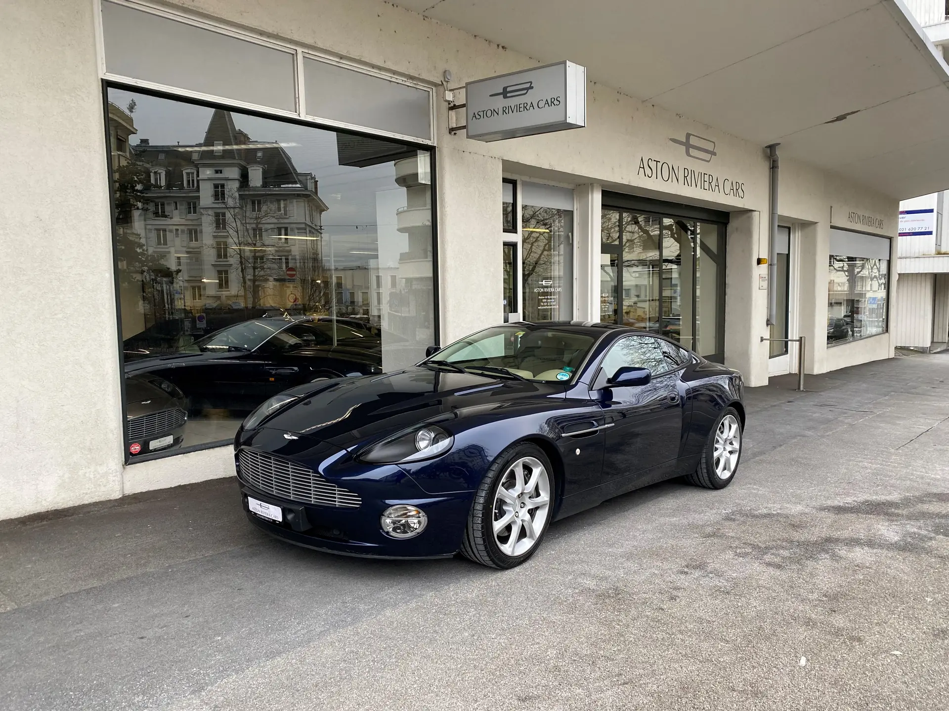 Aston Martin V12 Vanquish — Coupé sportif d'exception, 25 200 km seulement