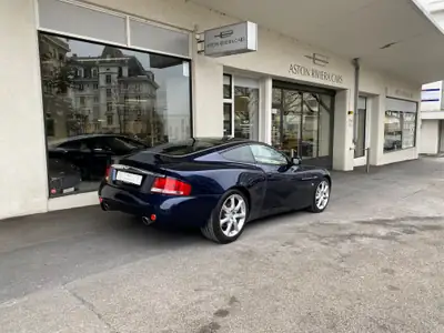 Aston Martin V12 Vanquish — Coupé sportif d'exception, 25 200 km seulement — detail