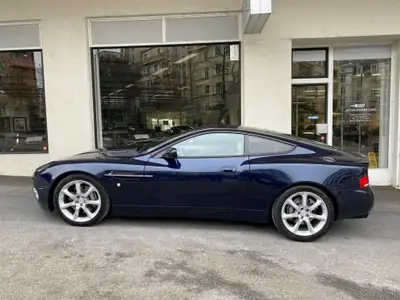 Aston Martin V12 Vanquish — Coupé sportif légendaire, seulement 25 200 km — side view