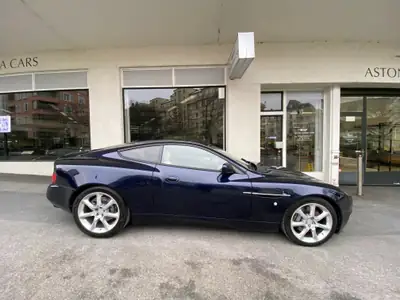 Aston Martin V12 Vanquish — Coupé sportif légendaire, seulement 25 200 km — dashboard