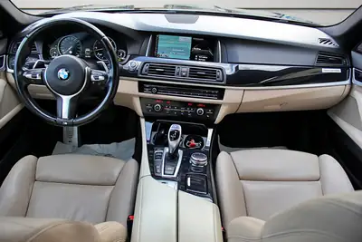 BMW 530d Touring xDrive Platinum Sport Edition — Monospace diesel familial, 141'000 km, suspension abaissée — Miniatur 11