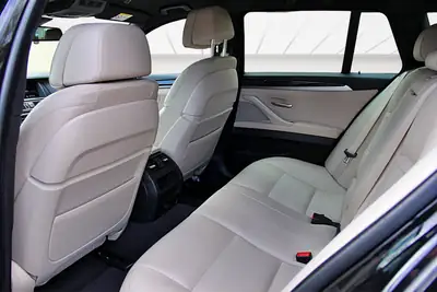 BMW 530d Touring xDrive Platinum Sport Edition — Monospace diesel familial, 141'000 km, suspension abaissée — Miniatur 10