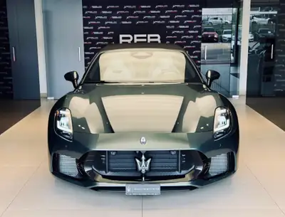 Maserati GranCabrio Modena 2027 — Cabriolet de luxe 490 ch, kilométrage quasi neuf — vista posteriore