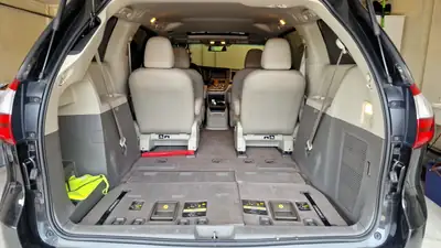 Toyota Sienna 3.5 V6 AWD — Monospace 7 places premium, traction intégrale, véhicule suisse — rear view