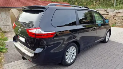 Toyota Sienna 3.5 V6 AWD — Monospace 7 places premium, traction intégrale, véhicule suisse — side view