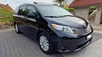 Toyota Sienna 3.5 V6 AWD — Monospace 7 places premium, traction intégrale, véhicule suisse — exterior view