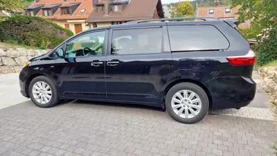 Toyota Sienna 3.5 V6 AWD — Monospace 7 places premium, traction intégrale, véhicule suisse — interior