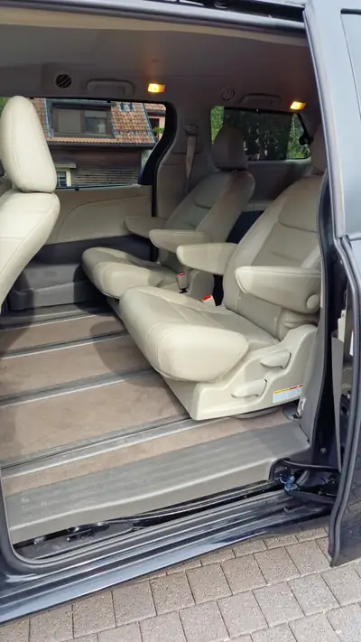 Toyota Sienna 3.5 V6 AWD — Monospace 7 places premium, traction intégrale, véhicule suisse — dashboard