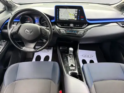Toyota C-HR 1.2 Turbo Style 4WD — Compact SUV polyvalent, transmission automatique, 98 500 km — Heckansicht