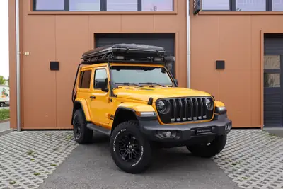 Jeep Wrangler 2.0 Sahara — SUV emblématique avec équipements camping et sièges chauffants — vista esterna