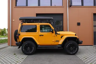 Jeep Wrangler 2.0 Sahara — SUV emblématique avec équipements camping et sièges chauffants — interni