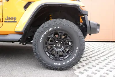 Jeep Wrangler 2.0 Sahara — SUV emblématique avec équipements camping et sièges chauffants — cruscotto