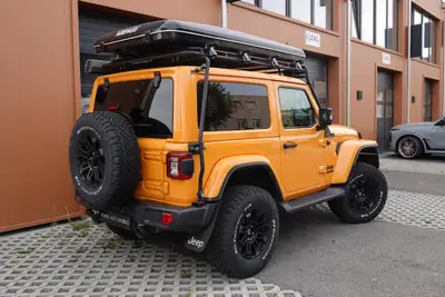Jeep Wrangler 2.0 Sahara — SUV emblématique avec équipements camping et sièges chauffants — Miniatura 7