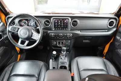 Jeep Wrangler 2.0 Sahara — SUV emblématique avec équipements camping et sièges chauffants — Miniatura 11