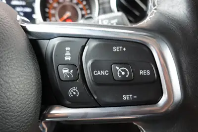 Jeep Wrangler 2.0 Sahara — SUV emblématique avec équipements camping et sièges chauffants — Miniatura 15
