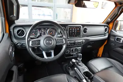 Jeep Wrangler 2.0 Sahara — SUV emblématique avec équipements camping et sièges chauffants — Miniatura 14