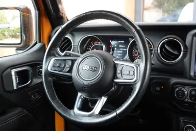 Jeep Wrangler 2.0 Sahara — SUV emblématique avec équipements camping et sièges chauffants — Miniatura 13