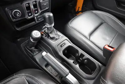 Jeep Wrangler 2.0 Sahara — SUV emblématique avec équipements camping et sièges chauffants — Miniatura 17
