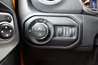 Jeep Wrangler 2.0 Sahara — SUV emblématique avec équipements camping et sièges chauffants — Miniatura 16