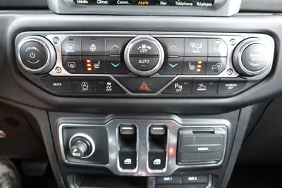 Jeep Wrangler 2.0 Sahara — SUV emblématique avec équipements camping et sièges chauffants — Miniatura 18