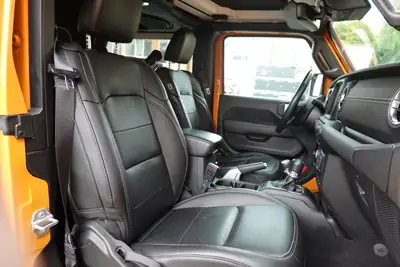 Jeep Wrangler 2.0 Sahara — SUV emblématique avec équipements camping et sièges chauffants — Miniatura 23