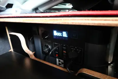 Jeep Wrangler 2.0 Sahara — SUV emblématique avec équipements camping et sièges chauffants — Miniatura 29