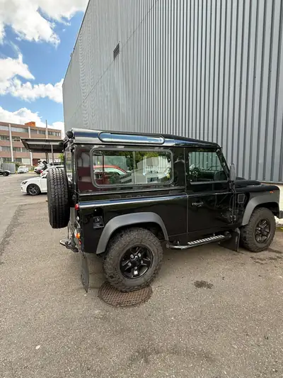 Land Rover Defender 2.2 TD4 — Authentique 4x4 utilitaire, diesel robuste — Seitenansicht