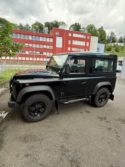 Land Rover Defender 2.2 TD4 — Authentique 4x4 utilitaire, diesel robuste — Heckansicht