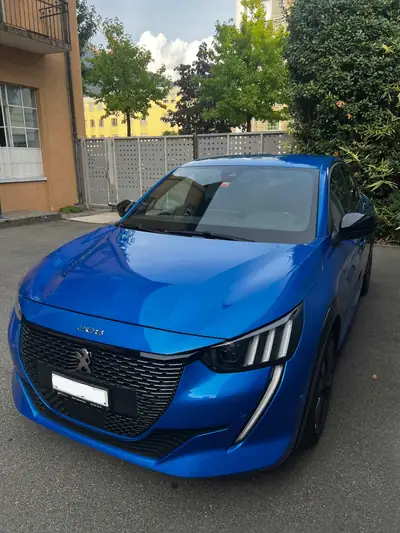 Peugeot 208 GT 1.2 PureTech 100 — Citadine dynamique, sans accident, 86'000 km — side view