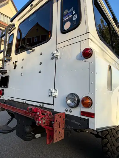 Land Rover Defender 2.2 TD4 SW SE — Le dernier modèle original, impeccable et équipé camping — Miniatura 9