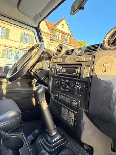 Land Rover Defender 2.2 TD4 SW SE — Le dernier modèle original, impeccable et équipé camping — Miniatura 12