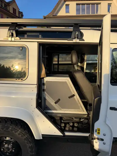Land Rover Defender 2.2 TD4 SW SE — Le dernier modèle original, impeccable et équipé camping — Miniatura 10