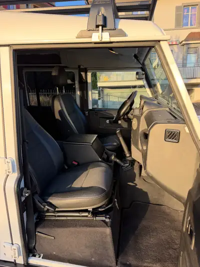Land Rover Defender 2.2 TD4 SW SE — Le dernier modèle original, impeccable et équipé camping — Miniatura 11